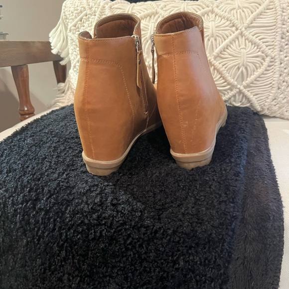 Vegan Ankle height Wedge Boots in cognac color. - Picture 3 of 4